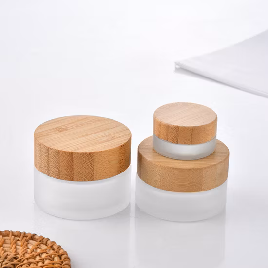 Prodotti pronti per la spedizione Contenitore cosmetico in barattolo di vetro smerigliato da 50 g Bottiglia di vetro con MOQ basso Bottiglia di crema OEM ODM con tappo in plastica di bambù sostenibile